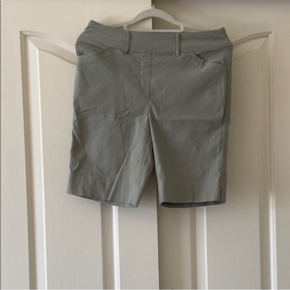 HILARY RADLEY Gray Casual Shorts. Size S